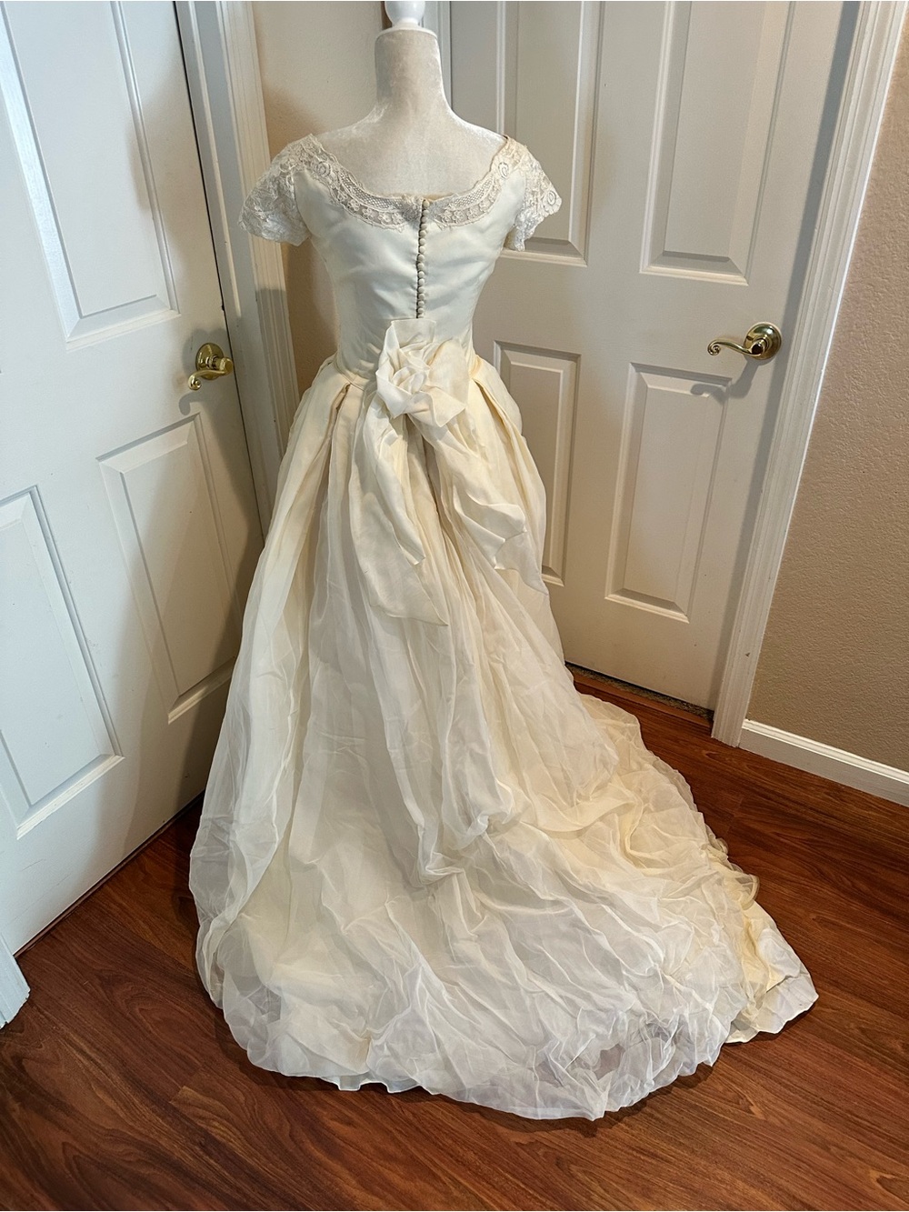 1950’s Ivory Lace-Accent Vintage Wedding Gown - Picture 7 of 11